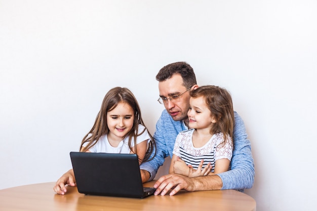 Vader en dochters communiceren via internet met hun familieleden