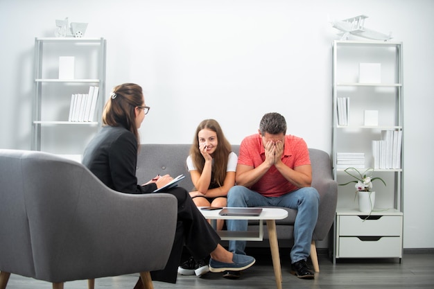 Vader en kind dochter met meisje bespreken problemen in gezin met gezinspsycholoog Maatschappelijk werker counseling ouder Bespreking van gezinsproblemen met psycholoog