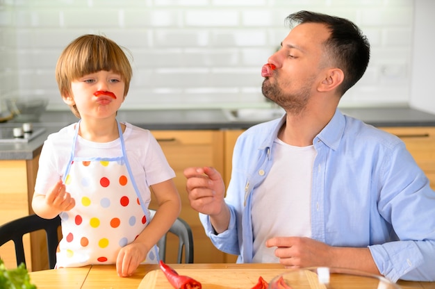 Vader en kind eten van gezonde groenten