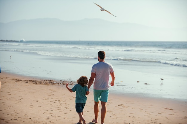 Vader en kind genieten van buiten, vader en zoon wandelen op zee
