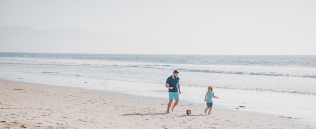 Vader en kind spelen buiten gelukkig sportief familieconcept vader en zoon spelen voetbal of voetbal op