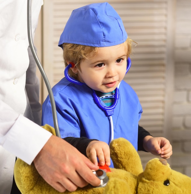 Vader en kind spelen dokter Gezondheidszorg en jeugdconcept Behandeling en medisch onderwijs