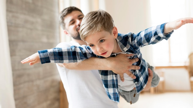 Foto vader en kind spelen in het huis