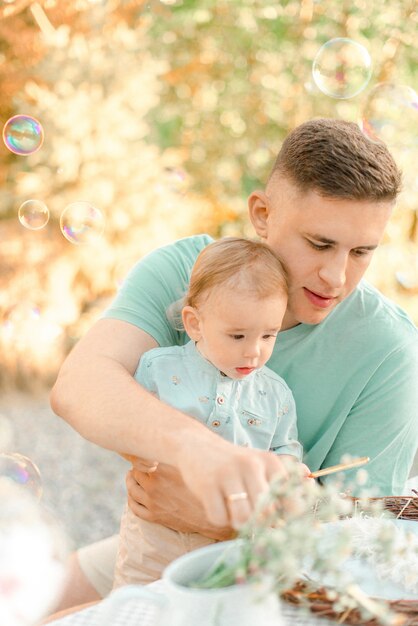 Vader en kind spelen met zeepbel