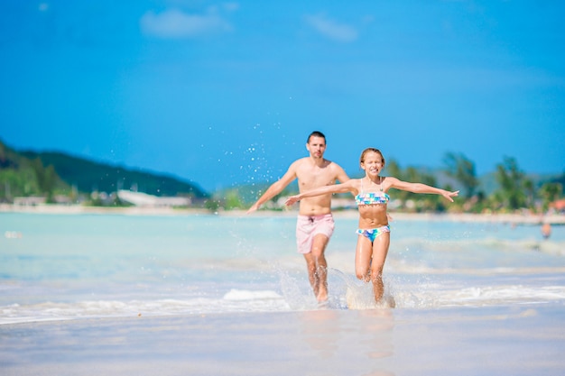 Vader en kinderen genieten van strand zomervakantie