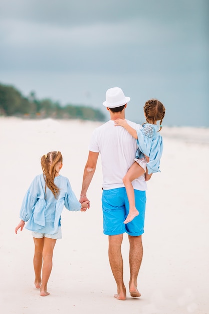 Vader en kinderen genieten van strand zomervakantie