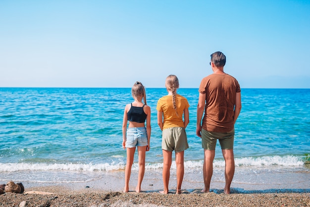 Vader en kinderen genieten van strand zomervakantie