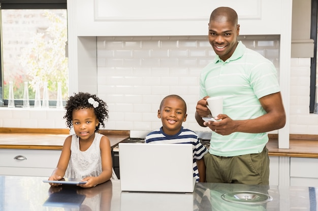 Vader en kinderen in de keuken