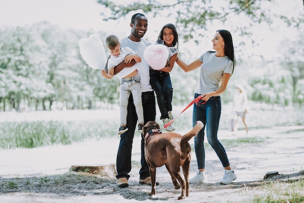 Vader en kinderen spelen in Park gelukkige familie en hond.