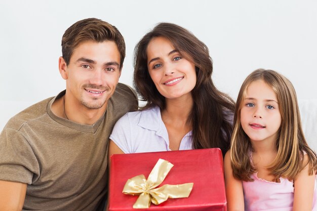 Vader en zijn dochter bieden een geschenk aan haar moeder