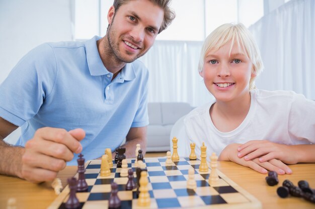 Vader en zijn kleine jongen die schaak spelen