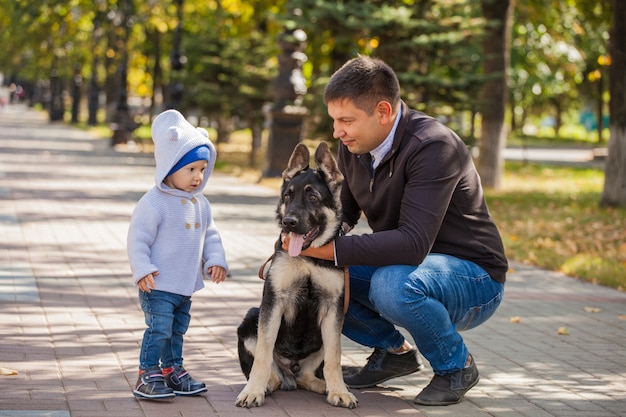 Vader en zijn zoon op een wandeling in het park