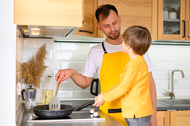 Vader en zoon cokes in de keuken