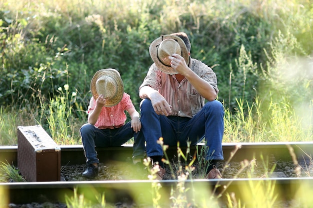 Vader en zoon cowboys concept geluk samen