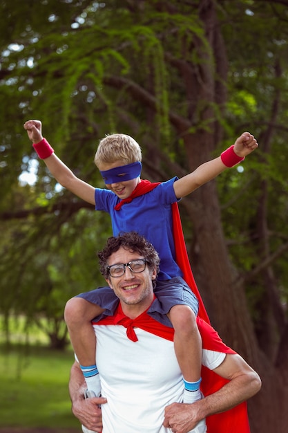 Vader en zoon die zich voordoen als superheld