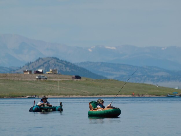 Vader en zoon gaan vliegvissen vanaf de dobberbuizen bij eleven mile reservoir, colorado.