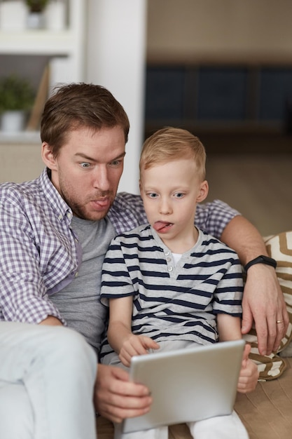 Vader en zoon grimassen voor selfie