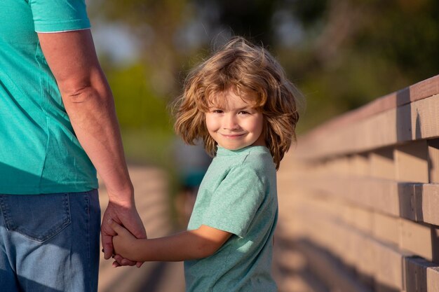 Foto vader en zoon hand in hand weekend activiteit gelukkig gezin levensstijl concept