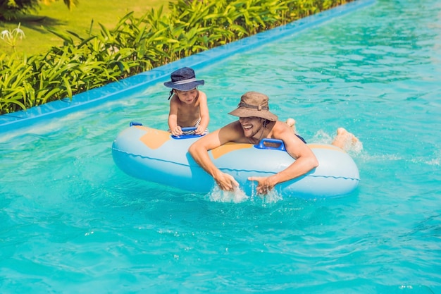 Vader en zoon hebben plezier in het waterpark.