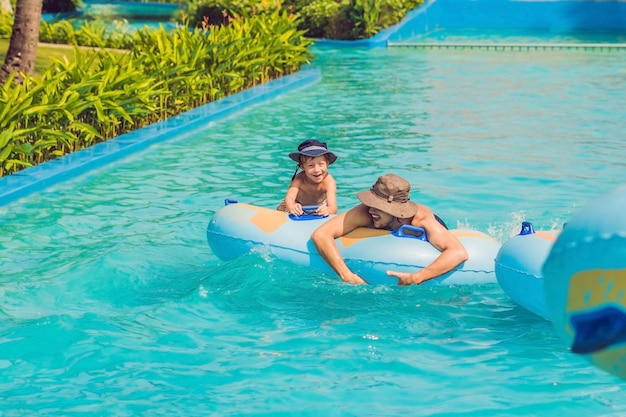 Vader en zoon hebben plezier in het waterpark.