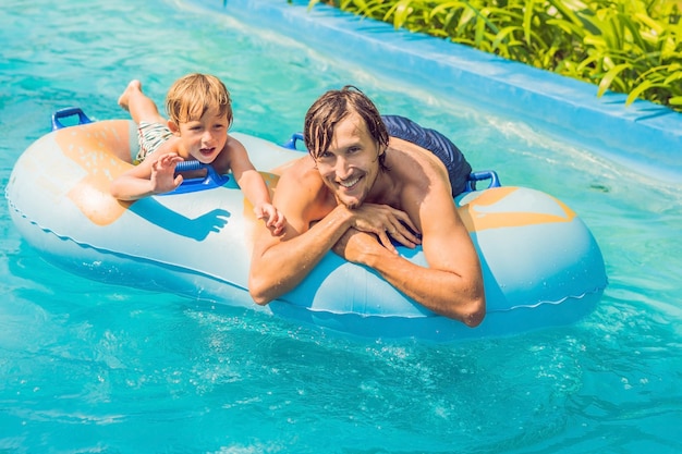 Vader en zoon hebben plezier in het waterpark.