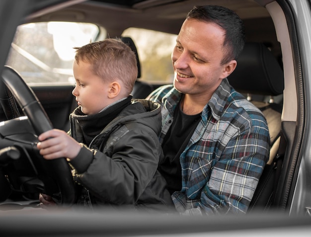 Foto vader en zoon in de auto