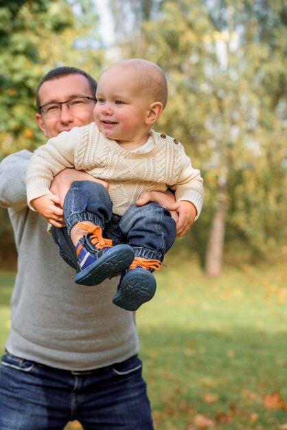 Vader en zoon in een herfstpark