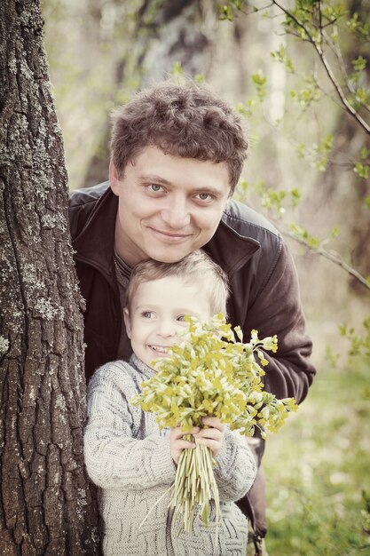 Foto vader en zoon in het park