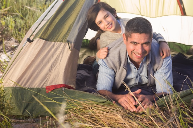 Vader en zoon in hun tent