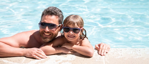 Vader en zoon in zwembad Vakantie concept Gelukkig gezin in zwembad Pool party Kind met papa Vaders Dag Banner voor koptekst kopie ruimte Poster voor webdesign