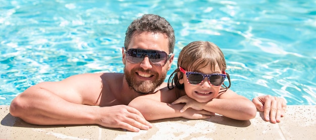 Vader en zoon in zwembadbanner met kopieerruimte gelukkig gezin van vader en kleine jongen die plezier hebben