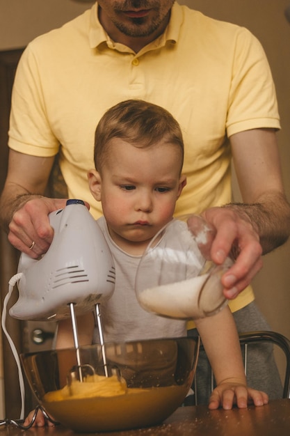 Foto vader en zoon koken eten aan de keukentafel