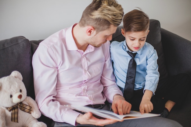 Vader en zoon lezen een verhaal