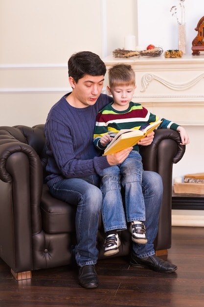 Vader en zoon lezen verhaal boek samen