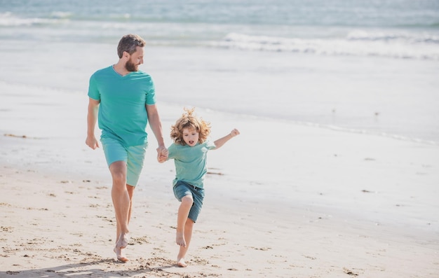 Vader en zoon lopen op zeeman familierelaties concept