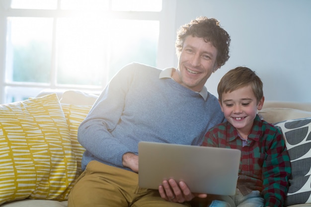 Vader en zoon met behulp van laptop