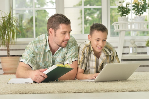 Vader en zoon met behulp van laptop