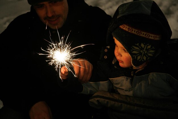 Foto vader en zoon met een vonk