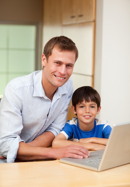 Vader en zoon met notitieboekje