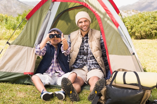 Vader en zoon naast hun tent