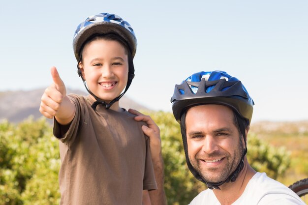 Vader en zoon op een fietstocht