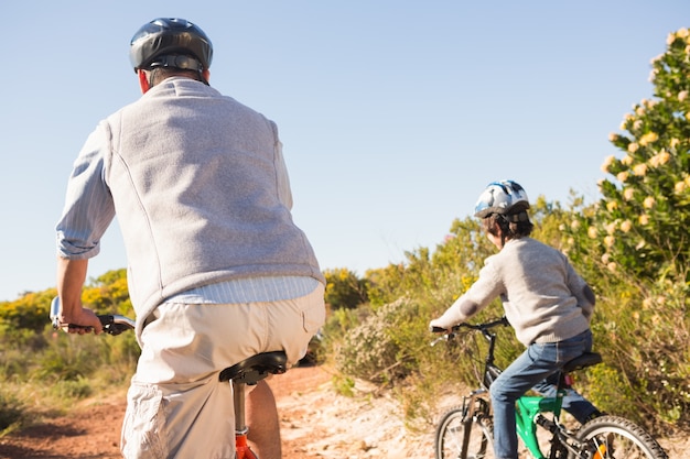 Vader en zoon op een fietstocht