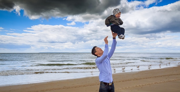 Vader en zoon plezier wit zandstrand