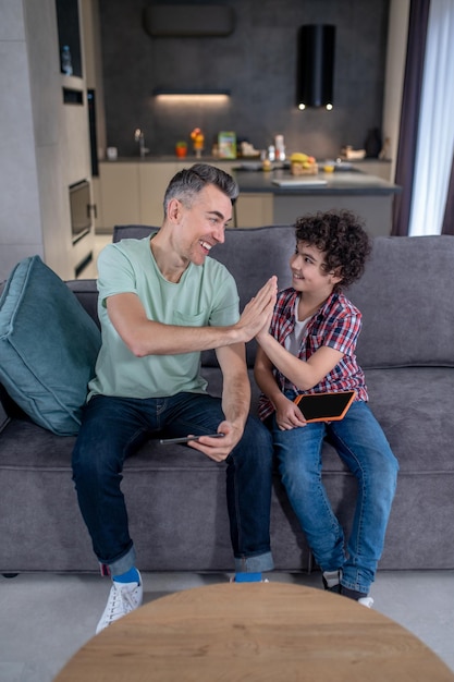 Vader en zoon raken in overeenstemming de handen aan