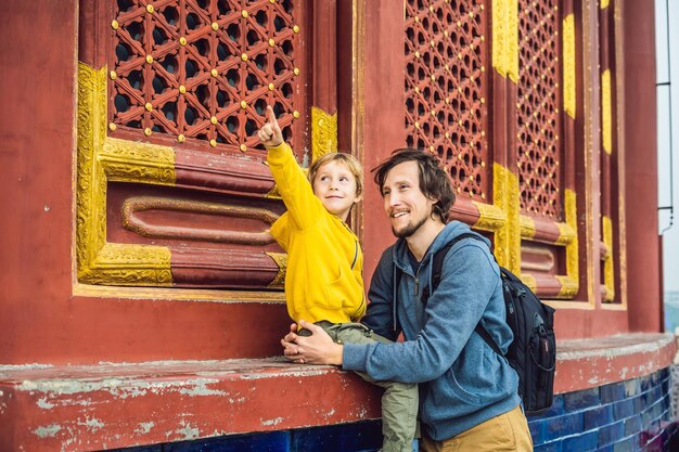 Vader en zoon reizigers in de Tempel van de Hemel in Peking Een van de belangrijkste attracties van Peking Reizen met familie en kinderen in China concept