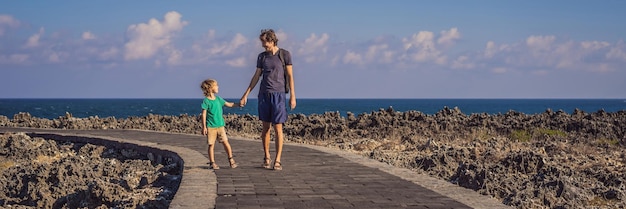 Vader en zoon reizigers op verbazingwekkende nusadua waterbloom fontein Bali eiland Indonesië reizen met