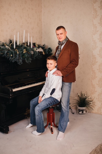 Vader en zoon rond de piano Kerstversiering