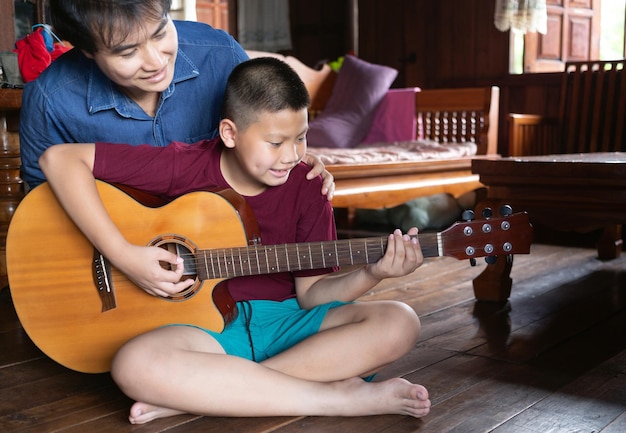 vader en zoon samen gitaar spelen vader leert zoon gitaar spelen