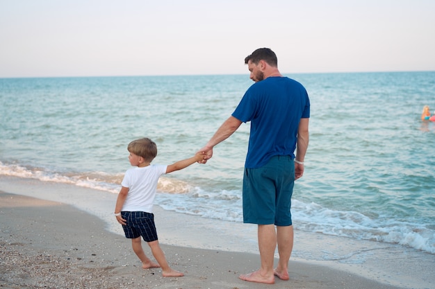 Vader en zoon samen op het strand