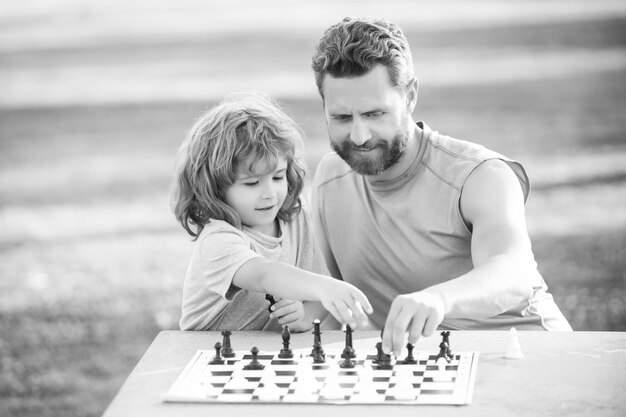 Vader en zoon schaken tijd samen doorbrengen buiten kind schaken